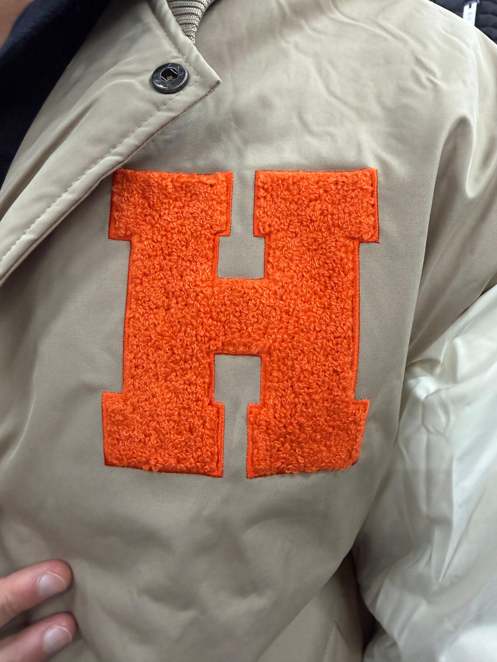 Collegejacke mit Kapuze und H-Logo