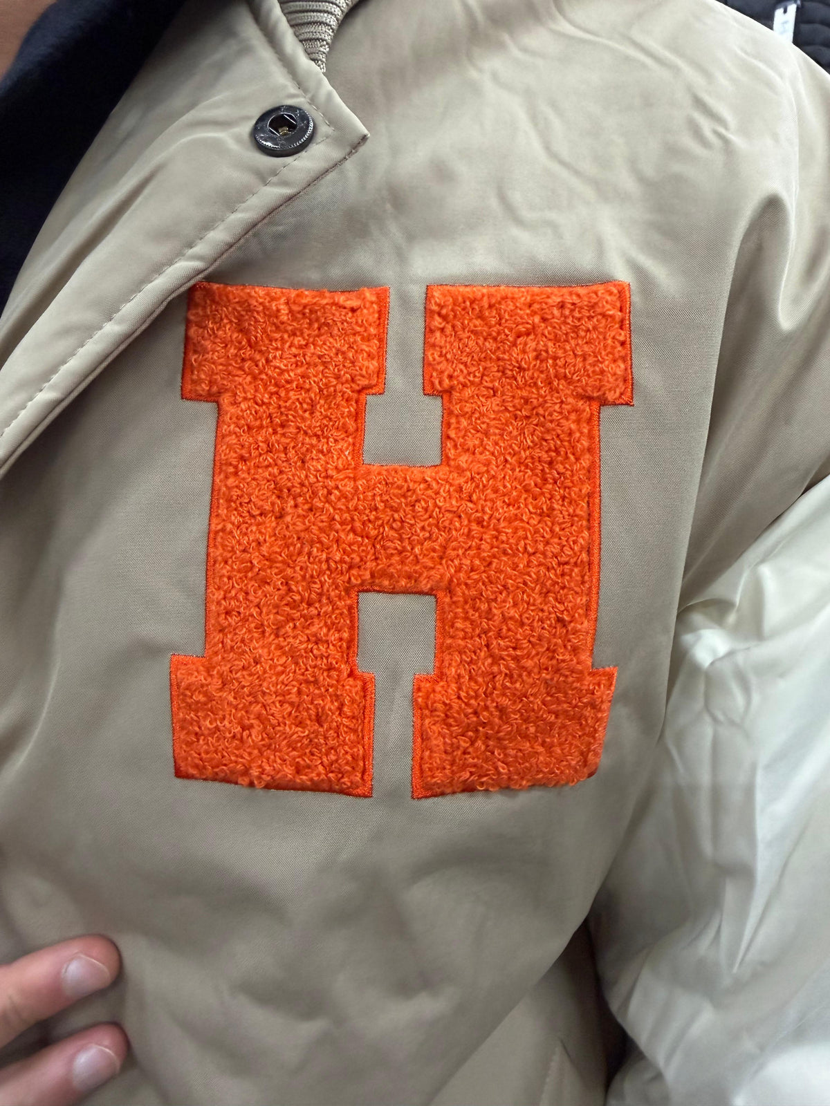 Collegejacke mit Kapuze und H-Logo