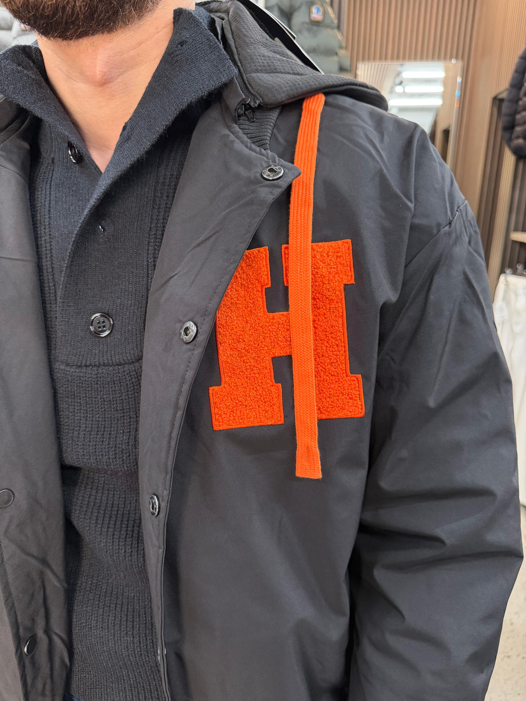 Collegejacke mit Kapuze und H-Logo