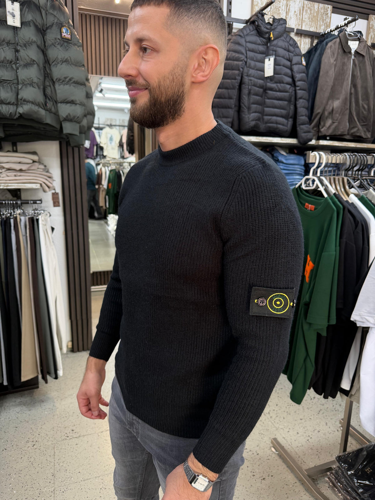 Strickpullover mit abnehmbaren Badge