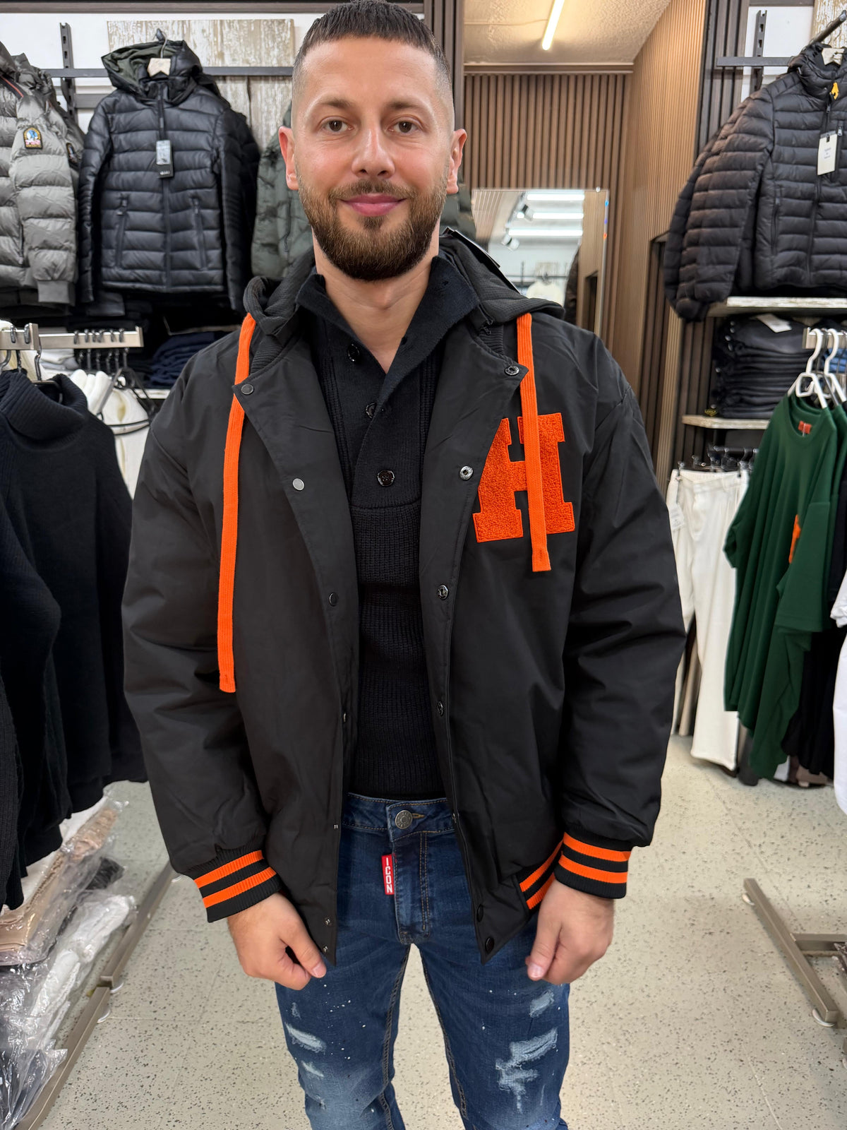 Collegejacke mit Kapuze und H-Logo