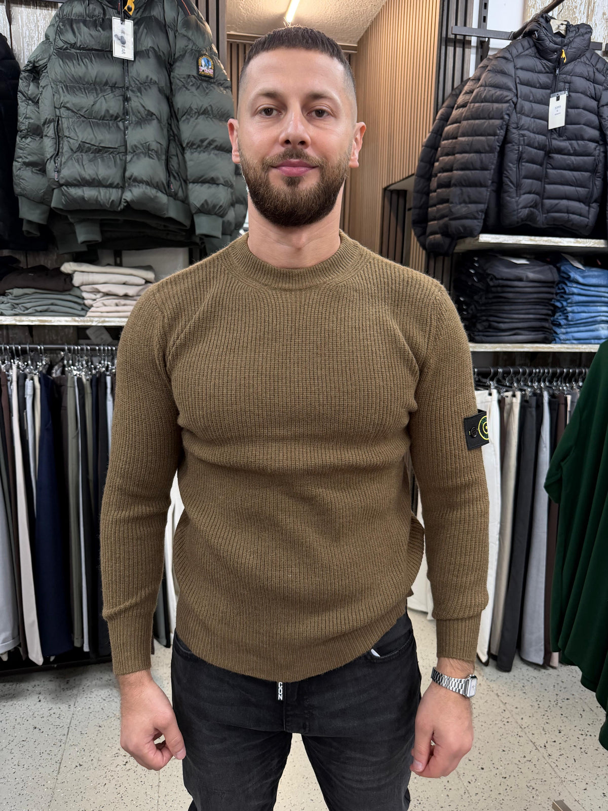 Strickpullover mit abnehmbaren Badge