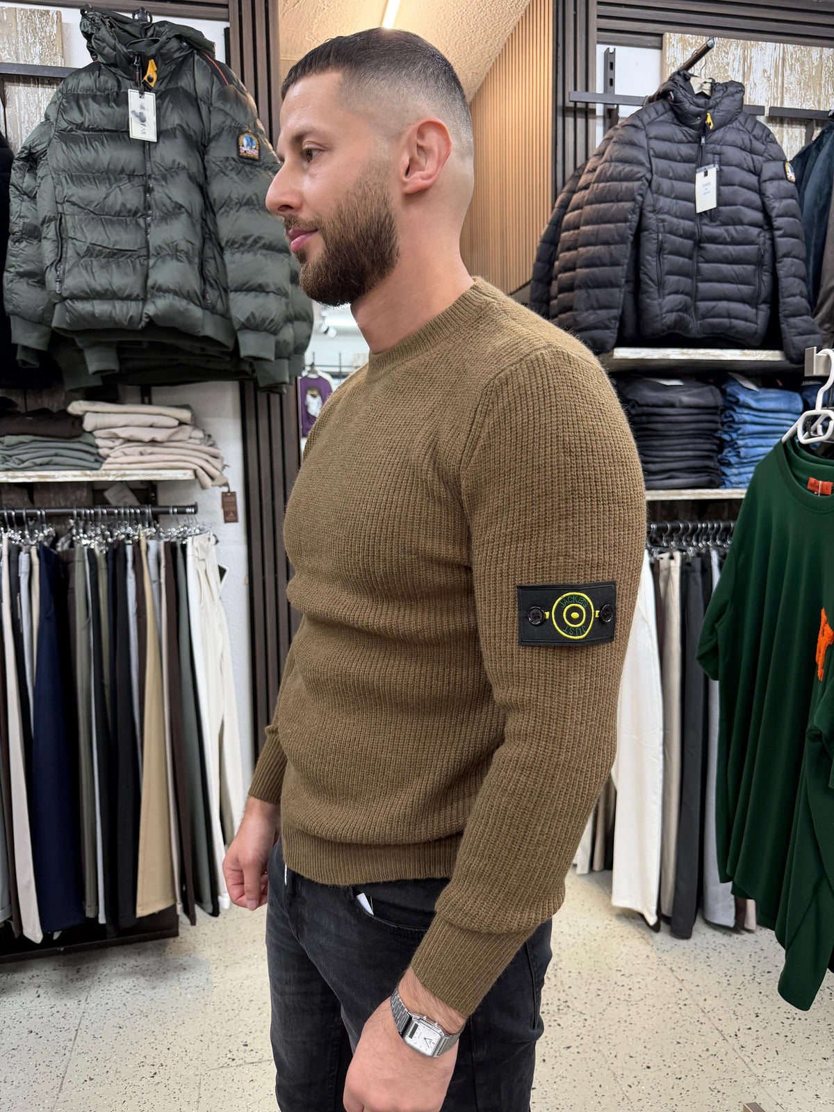 Strickpullover mit abnehmbaren Badge