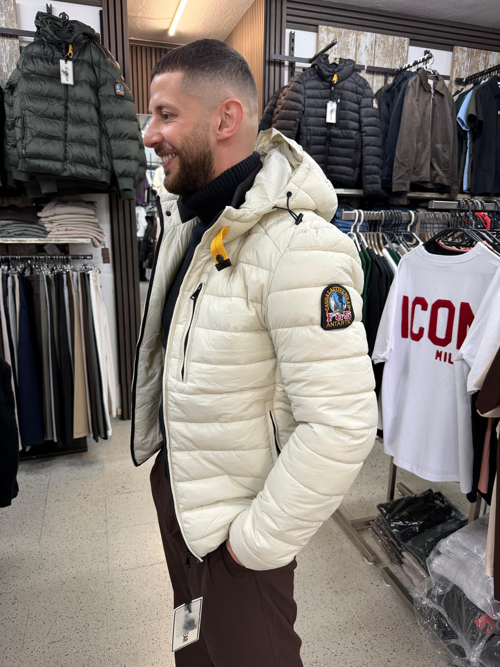 Steppjacke mit Kapuze und abnehmbarem Logo