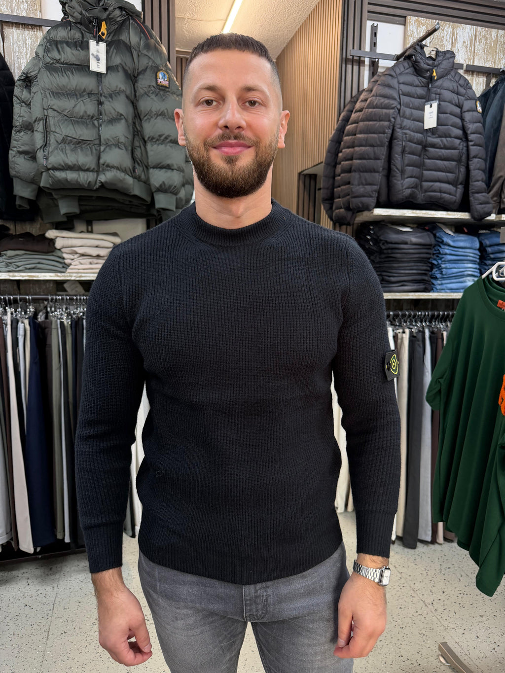 Strickpullover mit abnehmbaren Badge