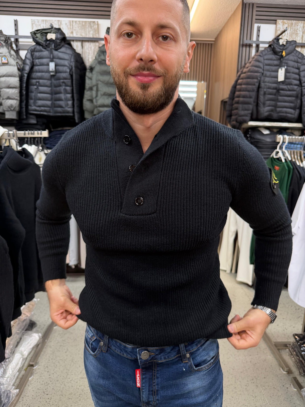 Strickpullover mit hohem Knopfkragen