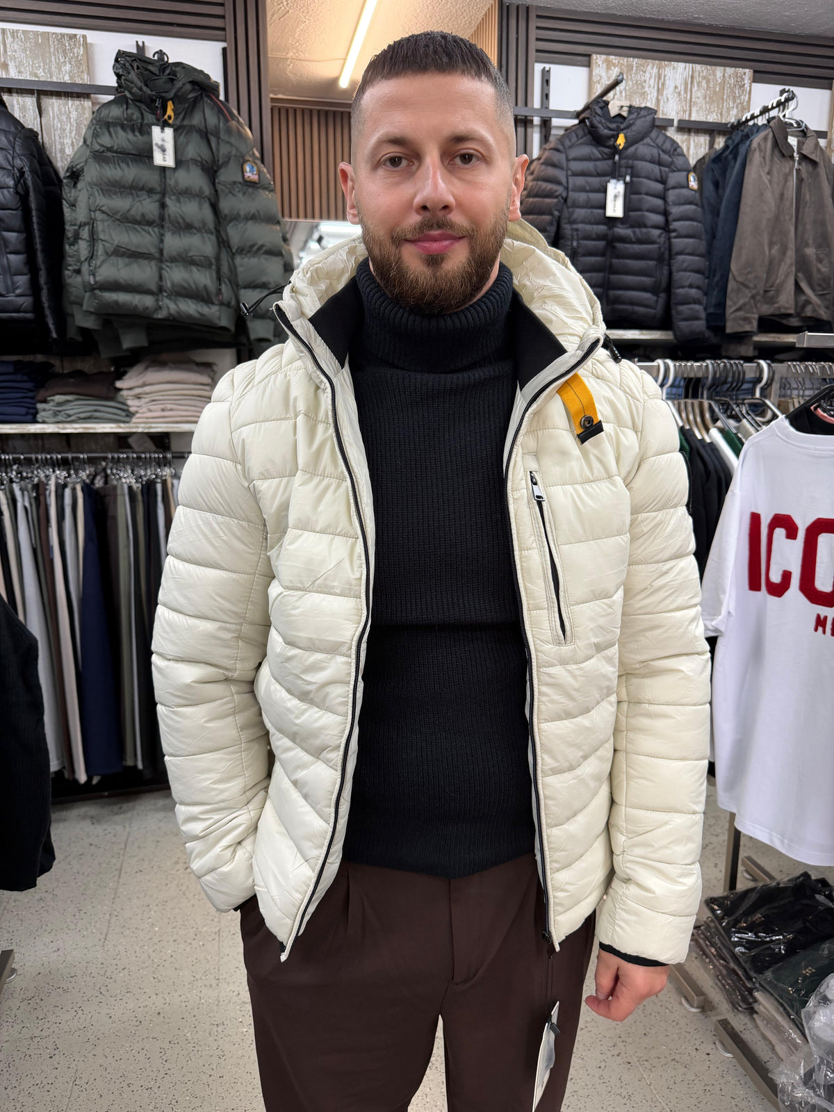 Steppjacke mit Kapuze und abnehmbarem Logo