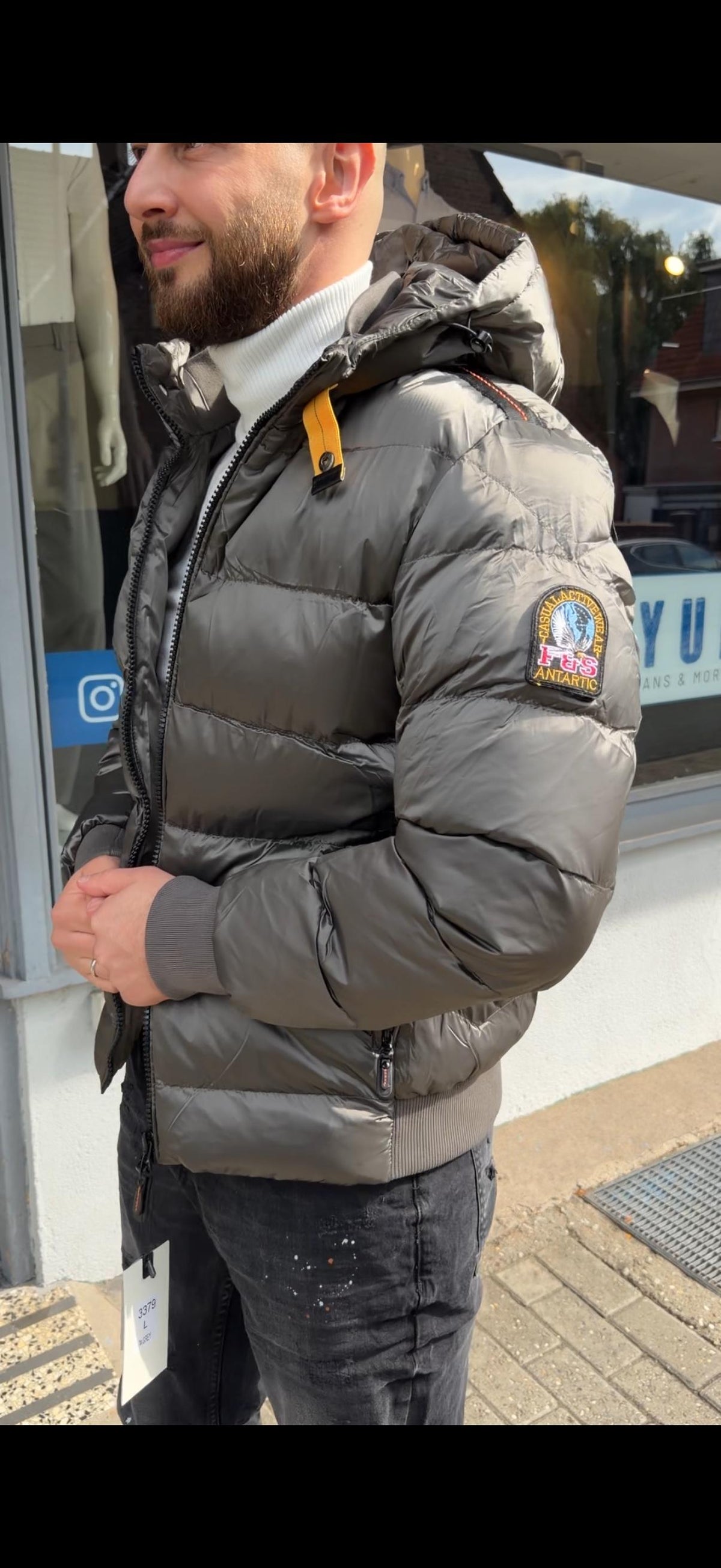 Steppjacke mit abnehmbarem Logo