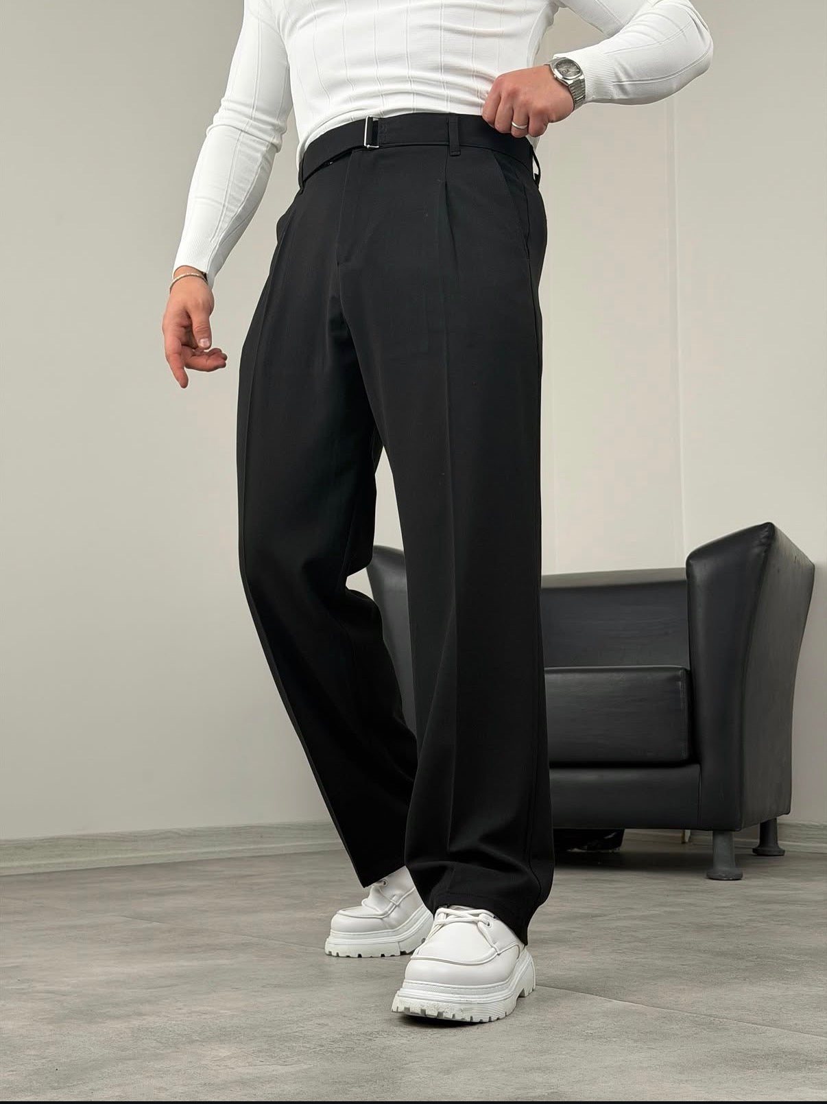 Baggy Stoffhose mit integriertem Gurtel