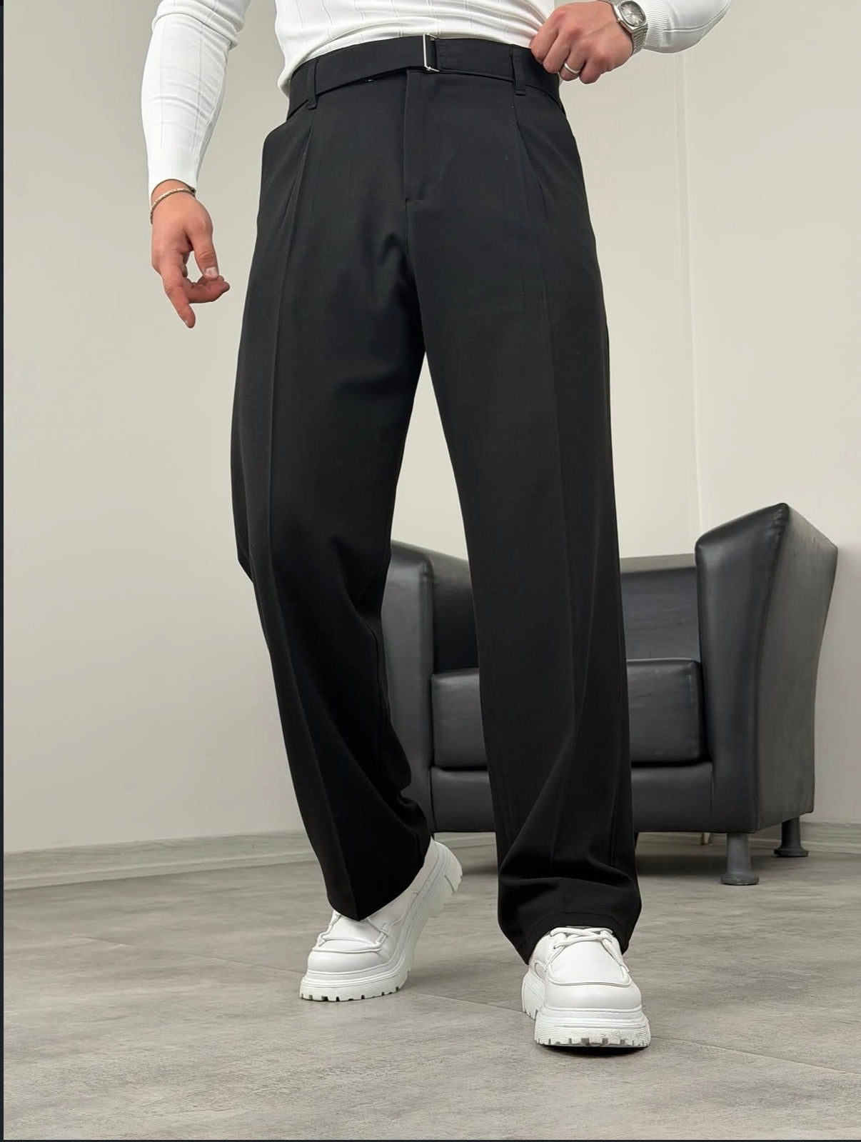 Baggy Stoffhose mit integriertem Gurtel