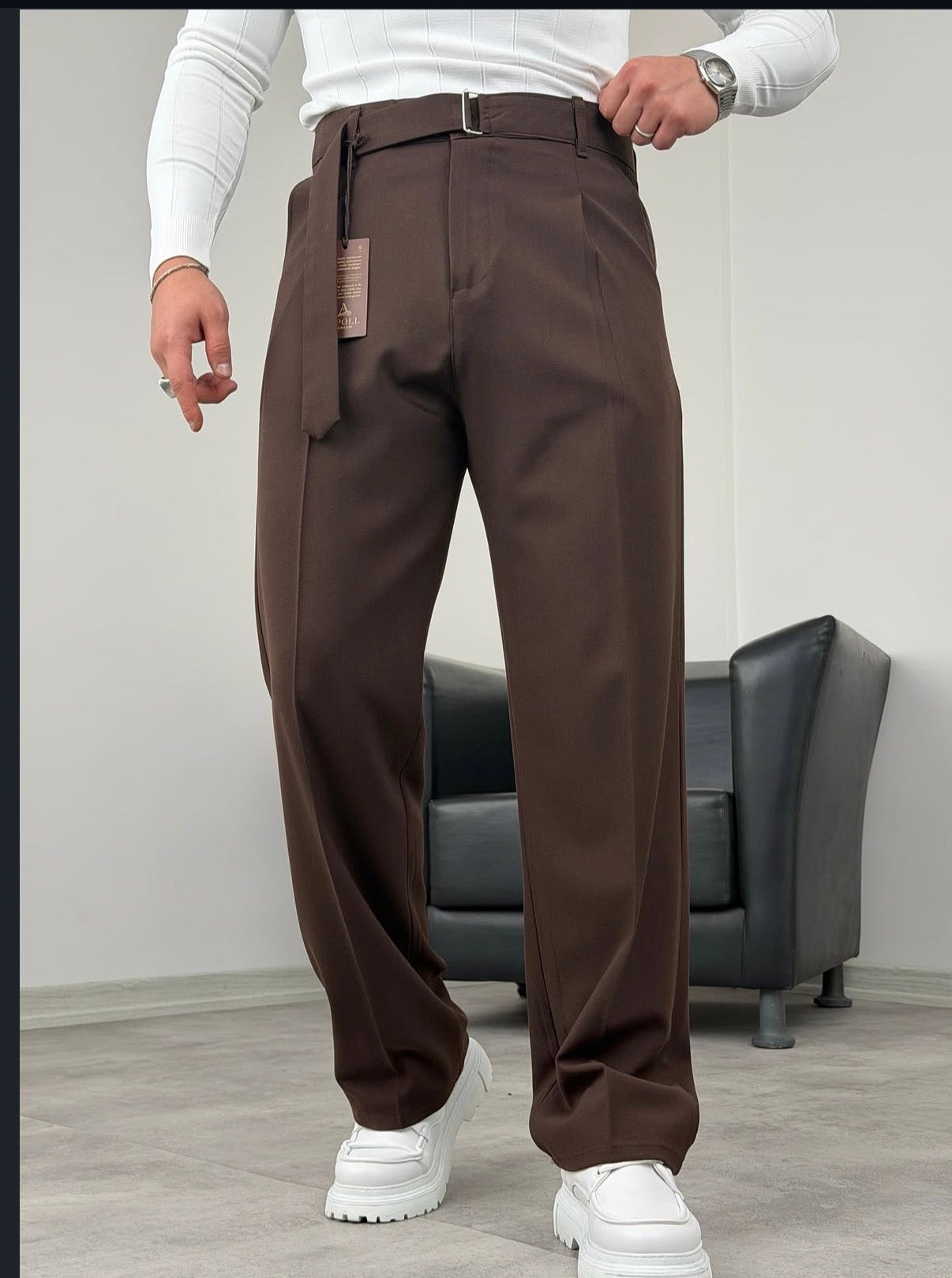 Baggy Stoffhose mit integriertem Gurtel