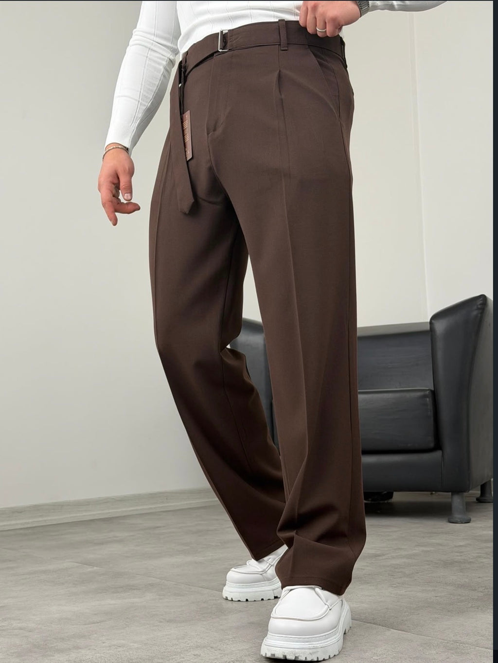 Baggy Stoffhose mit integriertem Gurtel
