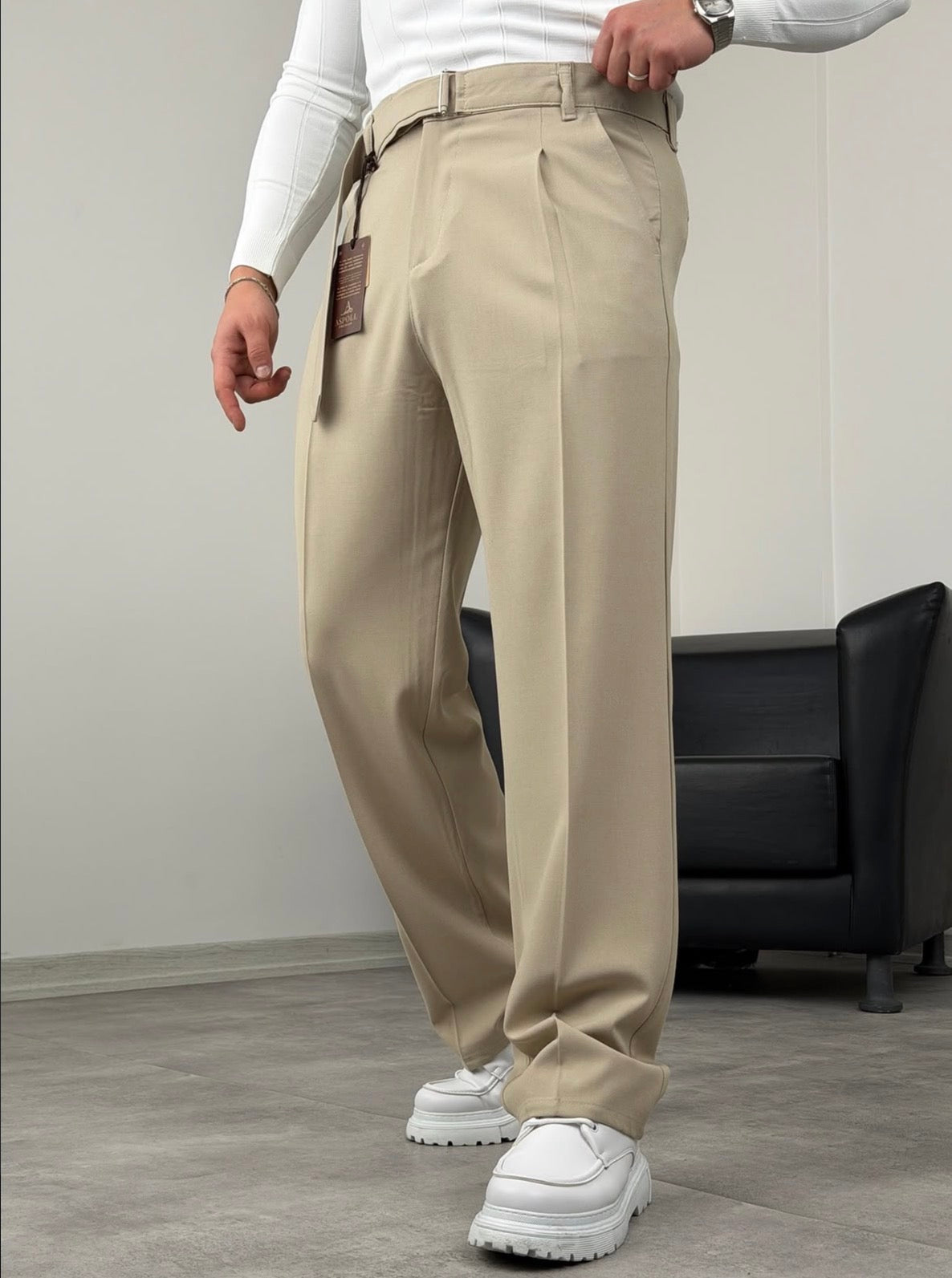 Baggy Stoffhose mit integriertem Gurtel