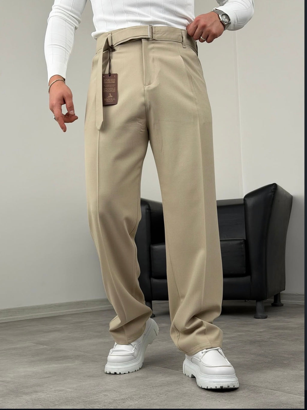 Baggy Stoffhose mit integriertem Gurtel
