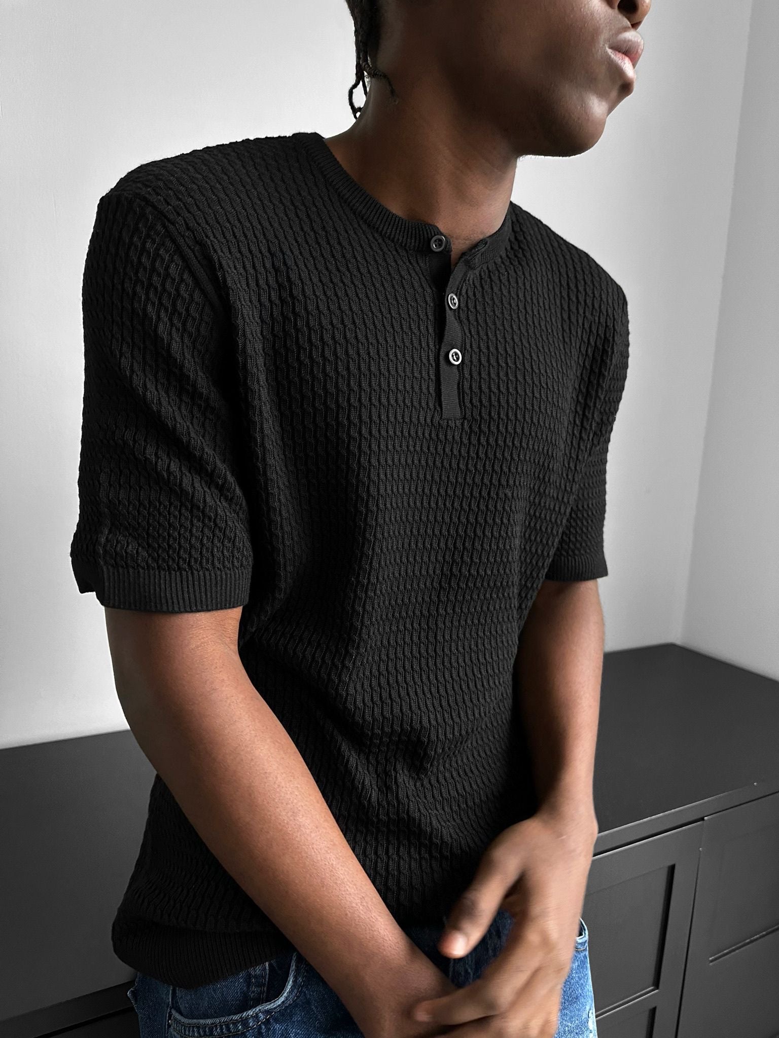 Slim-Fit T-Shirt mit Stehkragen & Knopfleiste