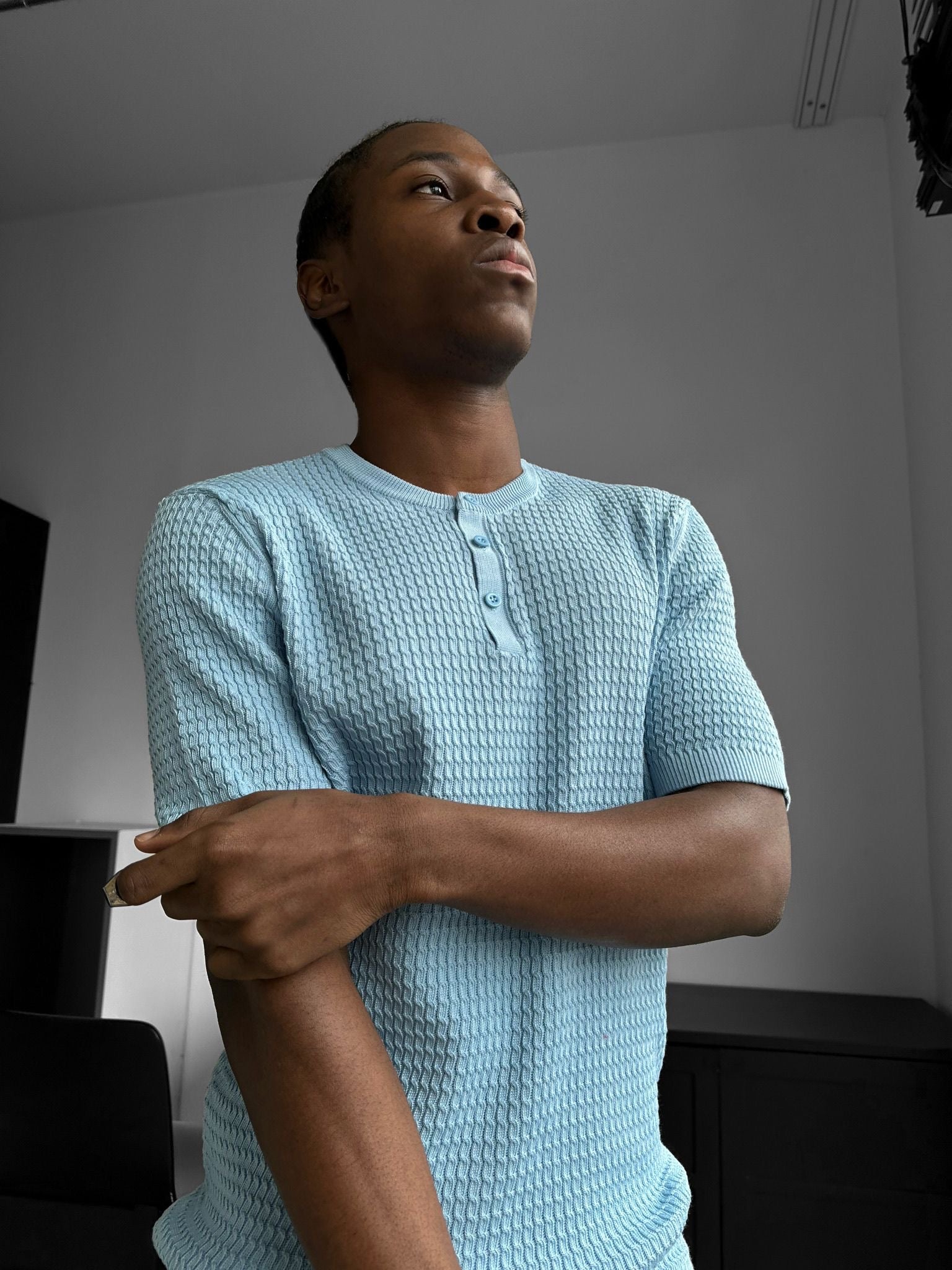 Slim-Fit T-Shirt mit Stehkragen & Knopfleiste