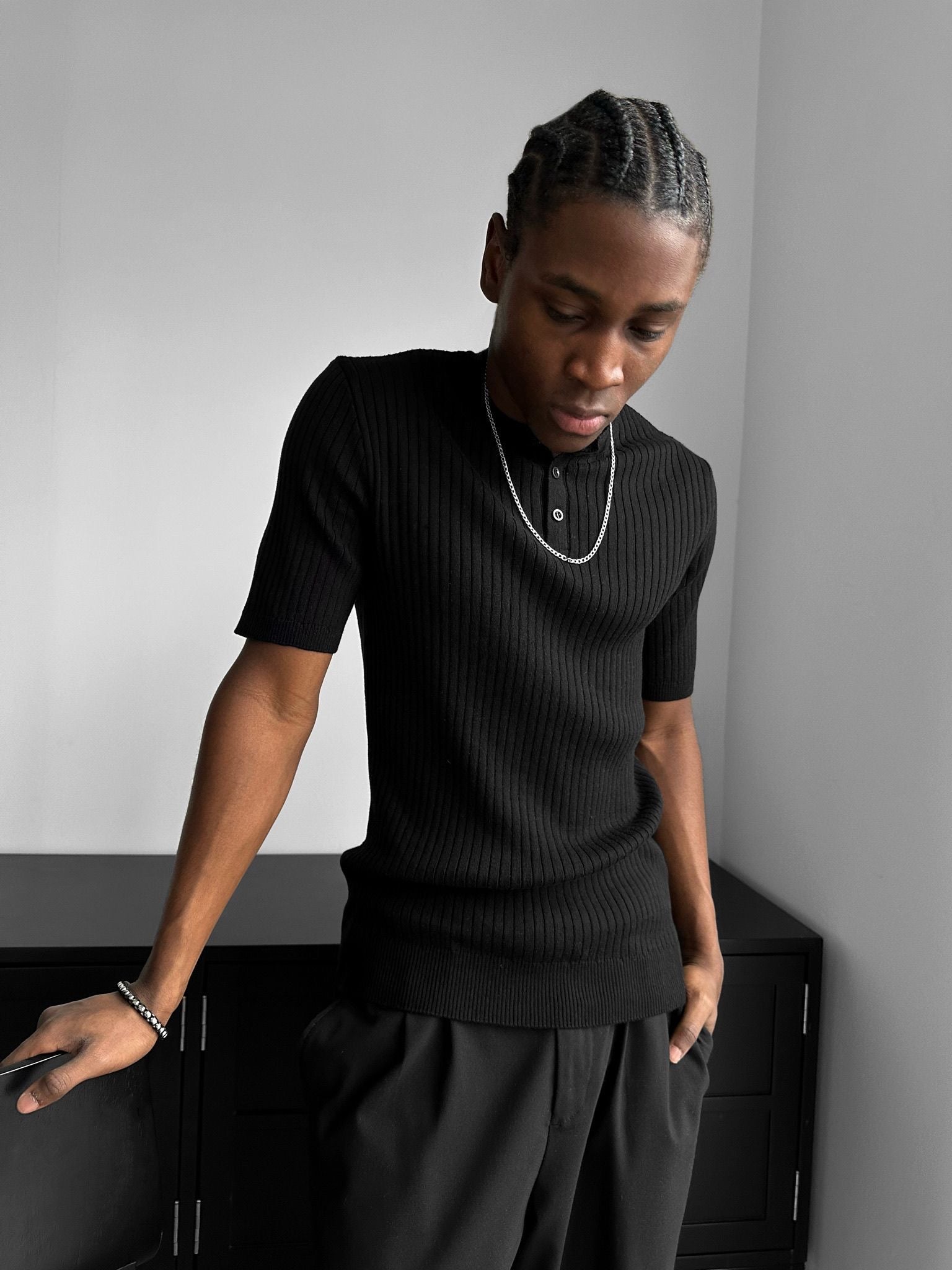 Slim-Fit Ripp-T-Shirt mit Stehkragen & Knopfleiste