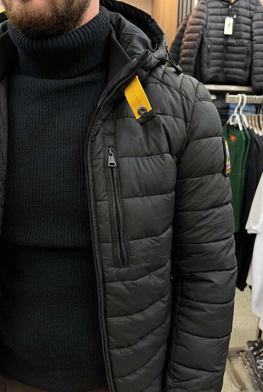 Bild 2: Detailansicht der Jacke in Schwarz