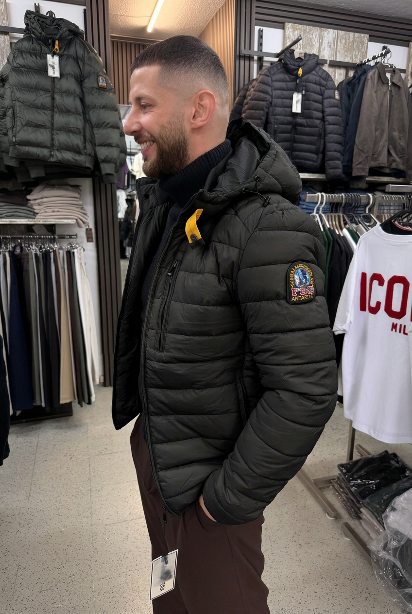 Bild 3: Seitenansicht der Jacke in Schwarz