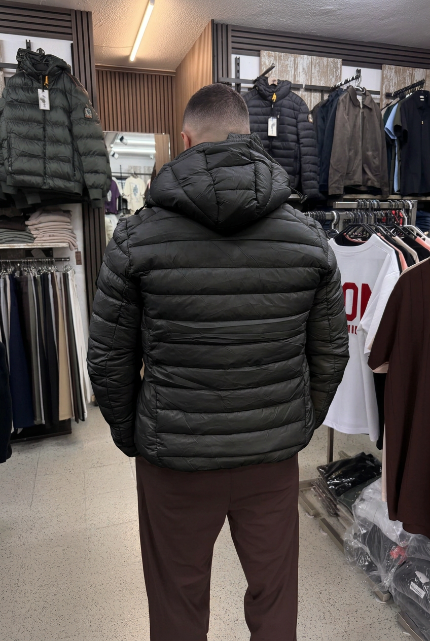 Bild 4: Rückansicht der Jacke in Schwarz