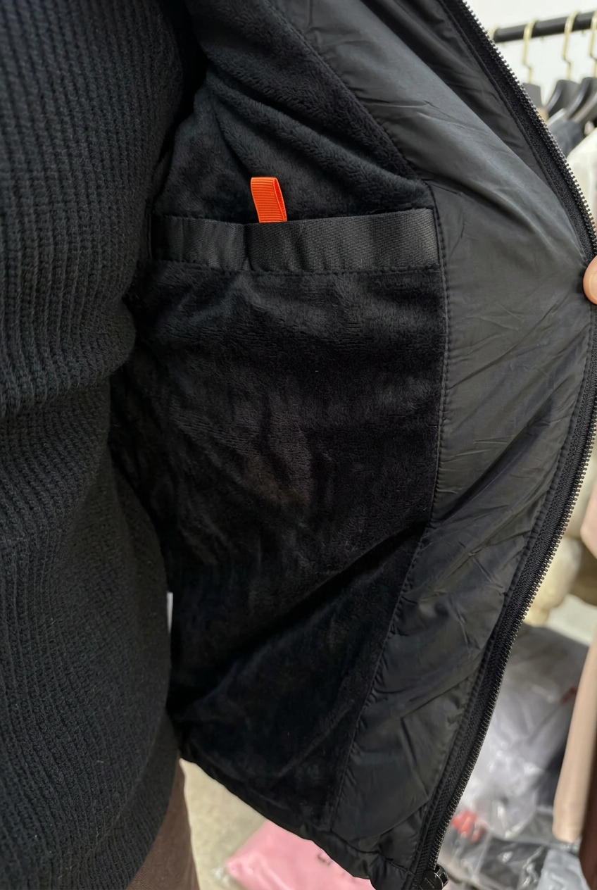 Jacke mit schwarzem Innenfutter und unveränderter orangefarbener Lasche